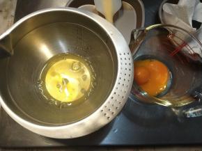 首先做普通的戚风蛋糕片，先拿出2个鸡蛋，选用冷藏的鸡蛋，蛋白跟蛋黄分离。