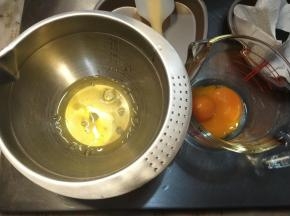 首先做普通的戚风蛋糕片，先拿出2个鸡蛋，选用冷藏的鸡蛋，蛋白跟蛋黄分离。