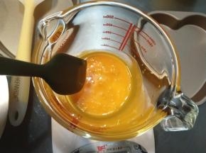 蛋黄加香草精以后搅匀。