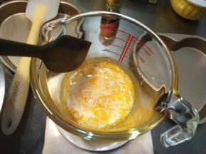 先后加入玉米油、牛奶，轻柔的搅匀。