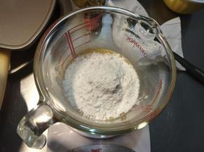 称量好44g的低筋面粉过筛一下。