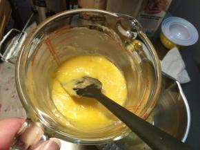 然后加入混合的液体内，拌匀。