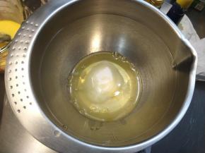 蛋白加入几滴柠檬汁、30g细砂糖。