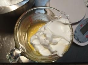 然后挖出三分之一的蛋白倒入准备好的蛋黄糊。