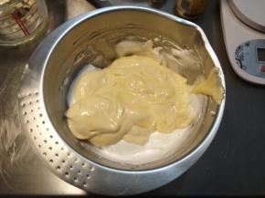 再把拌好的面糊倒回蛋白霜内。