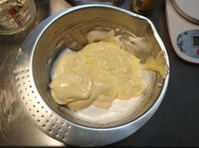 再把拌好的面糊倒回蛋白霜内。