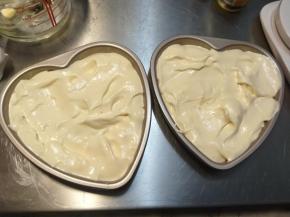 用脱模刀简单搅动两下摊平。