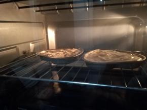 然后放入150度预热好的烤箱，大约12-15分钟即可。