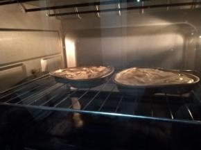 然后放入150度预热好的烤箱，大约12-15分钟即可。
