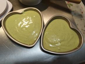 然后制作抹茶口味的蛋糕片，方法是一样的，只是2g的面粉换成了抹茶粉。