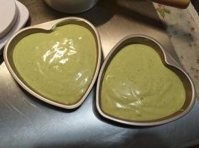 然后制作抹茶口味的蛋糕片，方法是一样的，只是2g的面粉换成了抹茶粉。