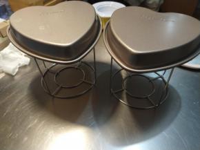 刚出炉的蛋糕片不要马上脱模，倒扣放凉至手温。