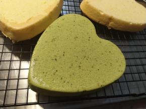 手温后刮一下边缘部分即可脱模。