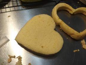 待蛋糕片取出后，用心形压模压出整齐的心形。