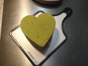 交叉叠加，简单清爽的双色戚风蛋糕就完成了。