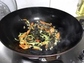 油热先下蒜末，再放辣椒丝