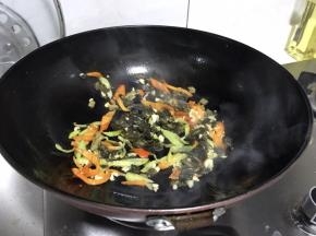 油热先下蒜末，再放辣椒丝