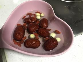 莲子、枸杞、红枣用干净的水洗净