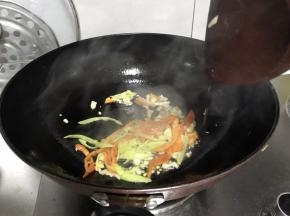 倒入酸菜翻炒