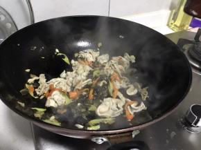 倒入猪大肠煸炒一会