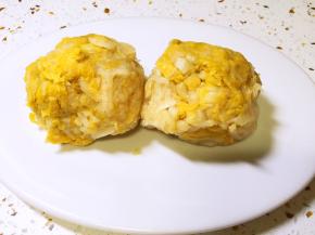 酸菜洗净后切细丝，轻轻攥干水分