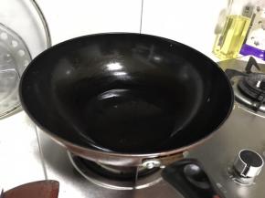 锅中倒入适量的油