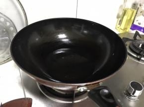 锅中倒入适量的油
