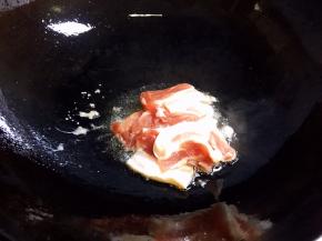 油锅烧热，放入五花肉翻炒