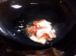 油锅烧热，放入五花肉翻炒