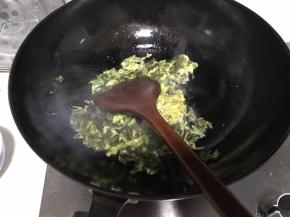 油热之后加入所有食材翻炒一会，加入一勺盐适量黄酒，继续翻炒