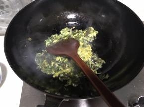 油热之后加入所有食材翻炒一会，加入一勺盐适量黄酒，继续翻炒