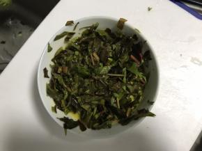 把切好的香椿放到鸡蛋液中均匀的搅拌