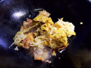 放入酸菜炒3分钟左右