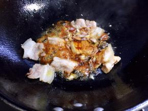 放入生抽翻炒片刻