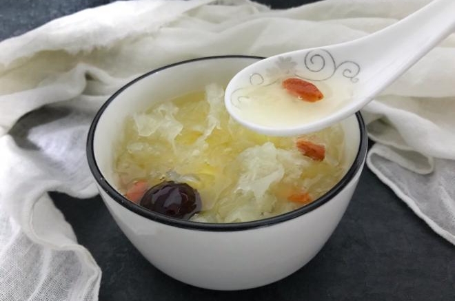 银耳莲子汤