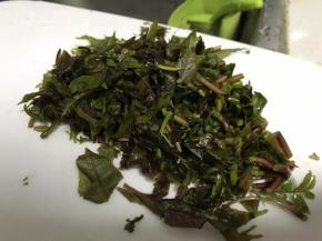 沥干水，切成小段