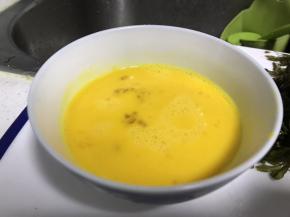 鸡蛋用筷子打散