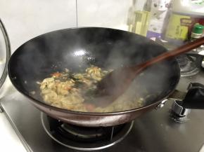 加入一勺盐，适量料酒，老抽，翻炒均匀