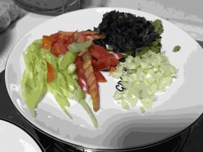 将所有食材切好备用，大蒜切末，酸菜切段，辣椒切丝