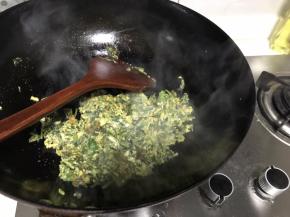 翻炒至鸡蛋成块，即可出锅