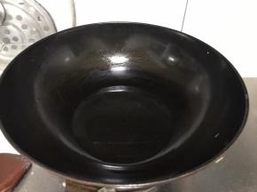 倒入适量色拉油