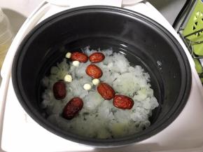 将所有食材放入锅中（煮好后再放枸杞）