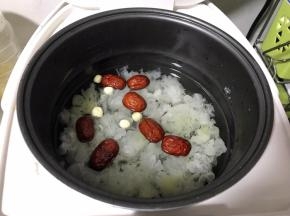 将所有食材放入锅中（煮好后再放枸杞）