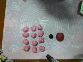 除了红曲粉和竹炭粉，所有材料放入面包机，揉成光滑的面团，120克揉入一点红曲粉，分成12个10克的面团，5克揉入竹炭粉，剩下的面团也加入红曲粉（加深点颜色）