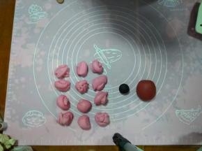 除了红曲粉和竹炭粉，所有材料放入面包机，揉成光滑的面团，120克揉入一点红曲粉，分成12个10克的面团，5克揉入竹炭粉，剩下的面团也加入红曲粉（加深点颜色）