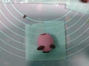 取一点小面团搓成小条，当尾巴