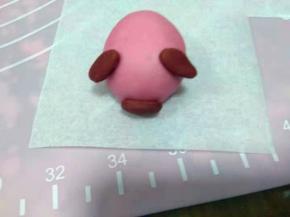 按图上贴上，当耳朵和鼻子