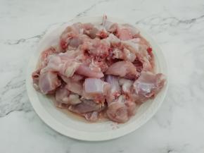 用水多冲洗几遍，然后剁成块，再用水浸泡一会儿