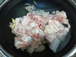 锅里加入适量的水、料酒，姜、花椒，再把肉放入锅中焯水