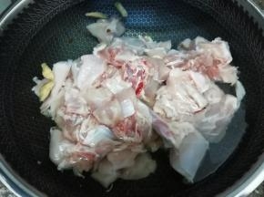 锅里加入适量的水、料酒，姜、花椒，再把肉放入锅中焯水